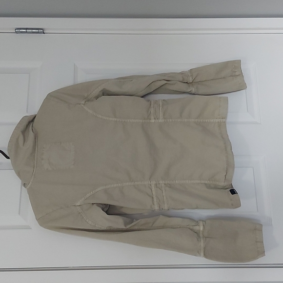 Bench zippered lightweight jacket.  Size small. Two zippered pockets. - Picture 4 of 8